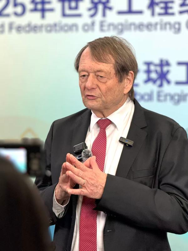 如(rú)何(hé)成(chéng)为(wèi)一(yī)名AI时(shí)代(dài)的(de)优(yōu)秀(xiù)工(gōng)程(chéng)师(shī)？全球(qiú)工(gōng)程(chéng)大(dà)会(huì)上(shàng)的(de)大(dà)咖(kā)们(men)这(zhè)么(me)说(shuō)