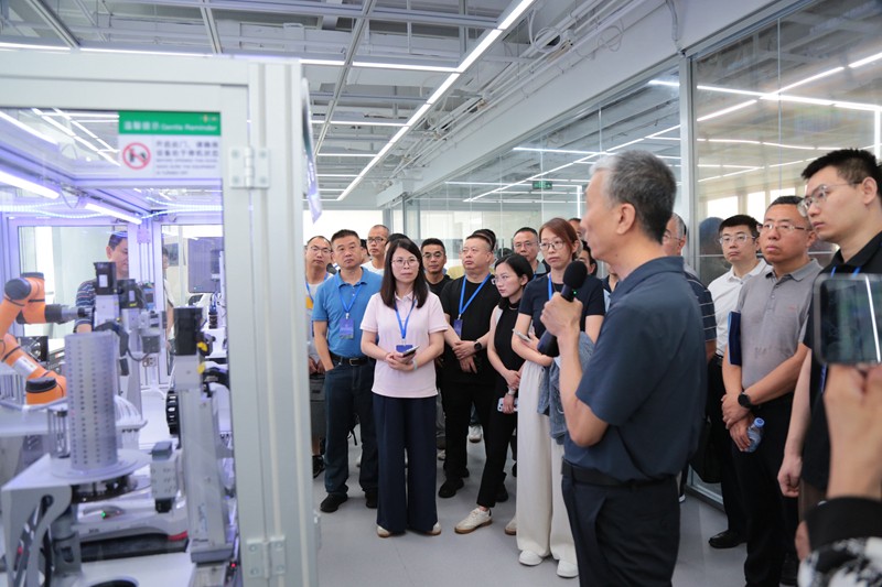 图为参训学员在戴纳科技现场观摩学习。