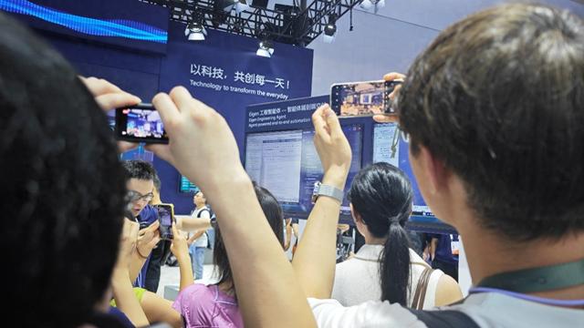 西门子展台，工程师讲解工程智能体，吸引网络大V驻足拍摄创作。澎湃新闻记者 李思聪 摄