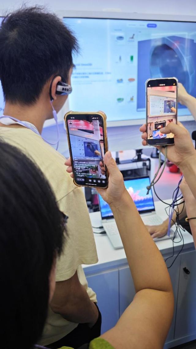 参展企业工作人员通过网络大V“五津的宝藏AI”的直播间回答网友的问题。澎湃新闻记者 李思聪 摄