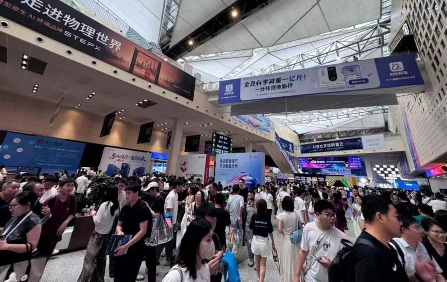 7月18日，观众在上海世博展览馆参观