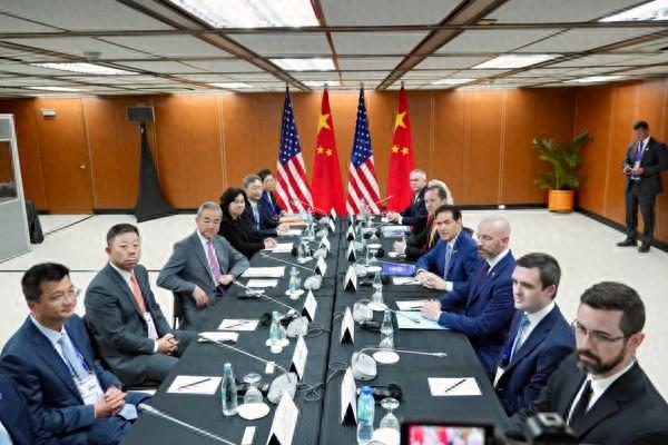2026年7月22日，中共中央政治局委员、外交部长王毅在马尼拉会见美国国务卿鲁比奥。外交部网站 图