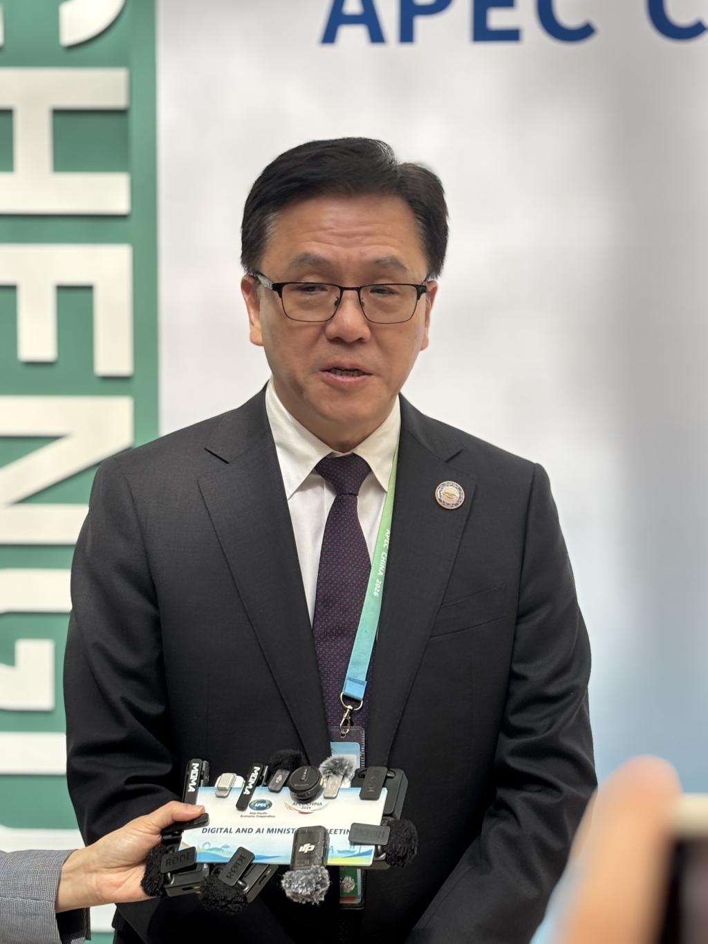 中国香港创新科技及工业局局长孙东在接受澎湃新闻记者等媒体采访。澎湃新闻记者赵利新 图