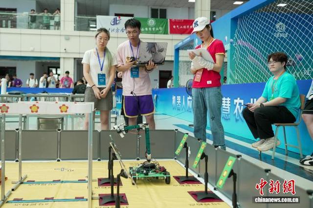 参赛选手操控智慧农业机器人。 于琨 摄