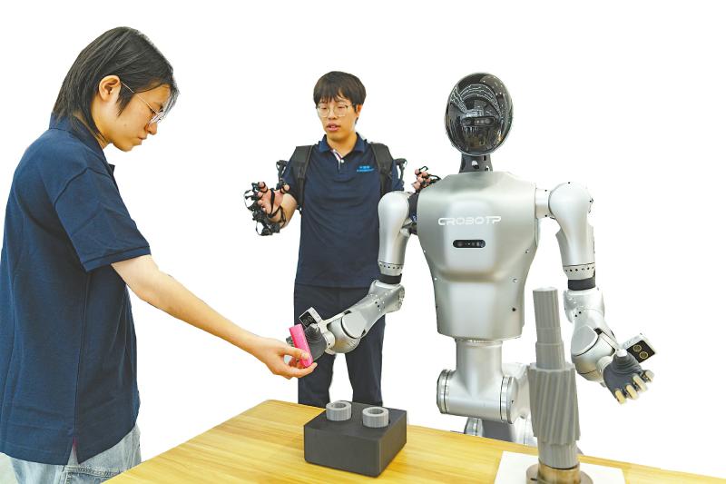 嘉宾们在观看卡诺普机器人演示。