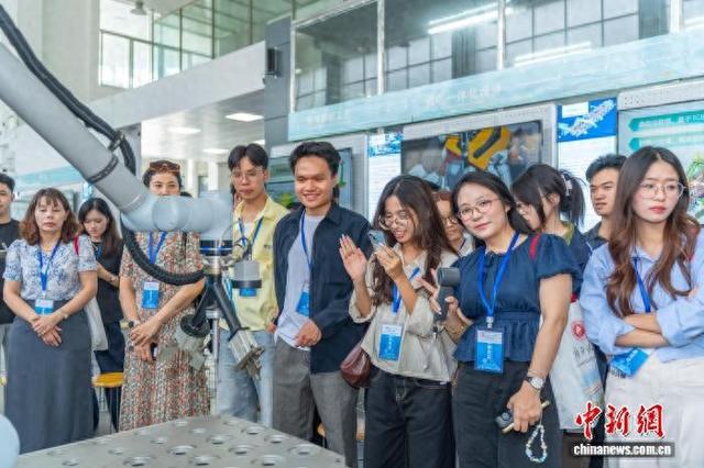 图为东盟青年大学生在参观智能车间。林春香 摄