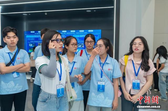 图为东盟青年大学生在试戴人工智能眼镜。林春香 摄