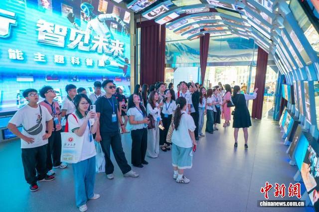 图为东盟青年大学生在参观人工智能主题科普展。何小康 摄