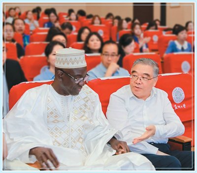 朱永新（右）和马马杜·阿马杜·利在交流。苏州市新教育研究院供图