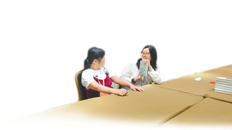 余秀华（左）接受四川日报全媒体记者专访。 　　四川日报全媒体记者 向宇 摄