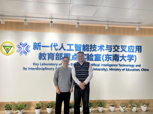 图：欧电云CEO（左一）到访东南大学重点实验室