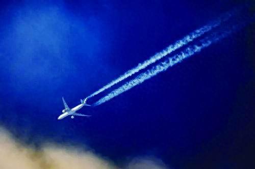 航迹云是航空业增温效应的主要来源之一。图片来源：Wirestock