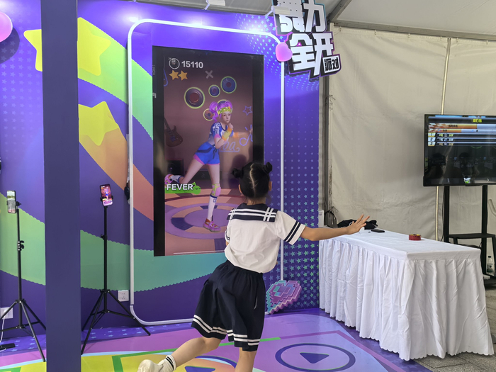 一名小学生现场体验与AI一起跳舞。新京报记者 杨菲菲 摄