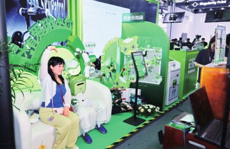 2026世界机器人大会现场，观众和“爱湫”合影。　　四川具身人形机器人科技有限公司供图