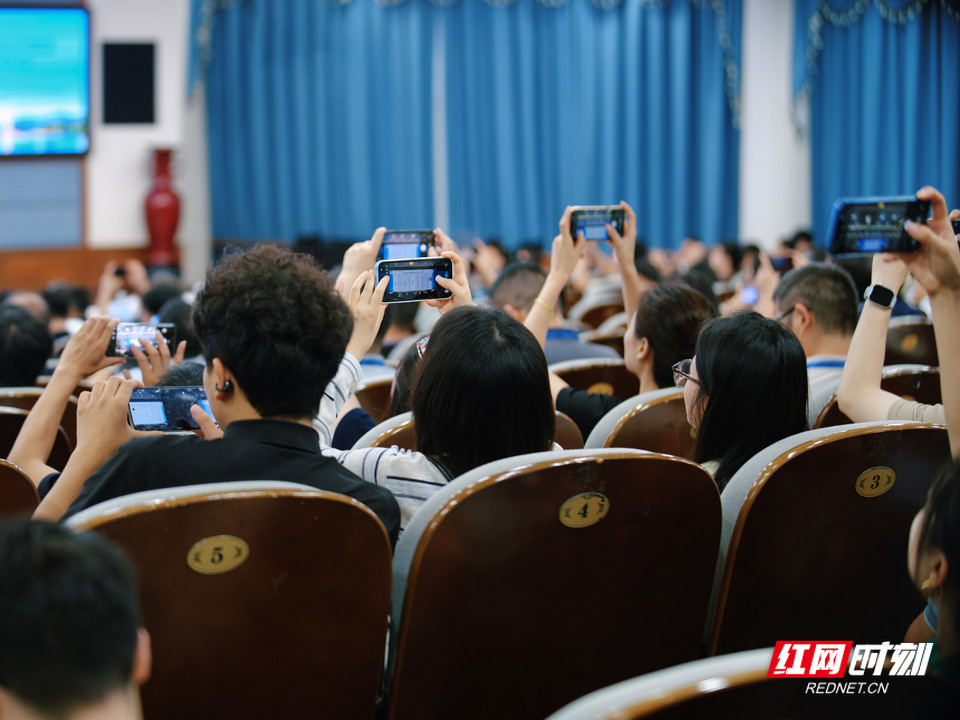 来自国内知名高校、科研院所及行业领军企业的近340位专家学者和企业代表齐聚现场。