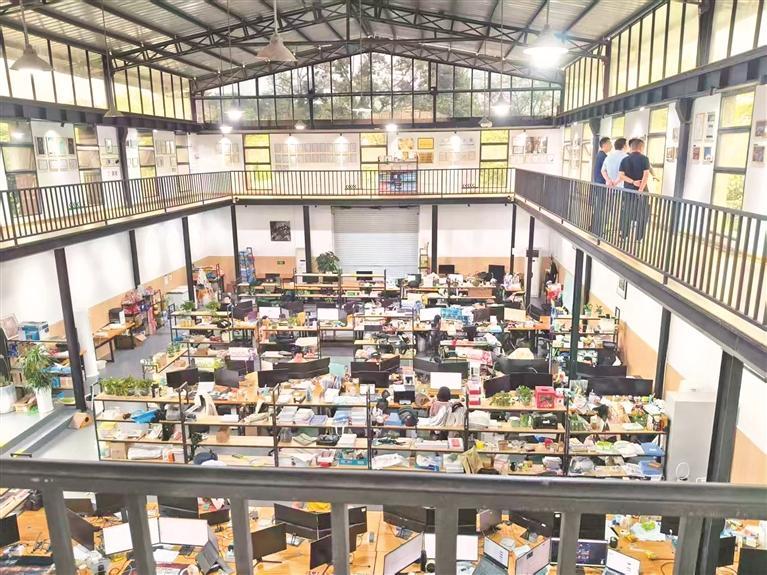 贵州算家计算服务有限公司办公场景。 本报记者 江婷婷 摄