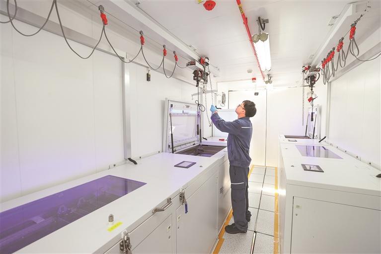 贵州首套浸没式液冷算力方舱。 本报记者 鲍贝贝 摄