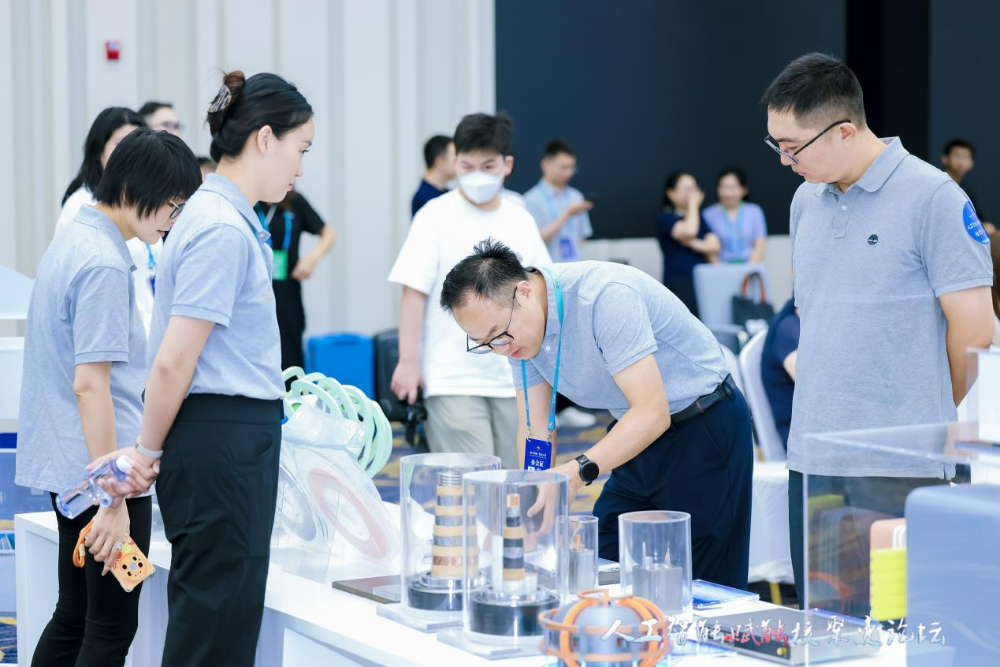 图：大会现场聚变能源链上企业的产品展示